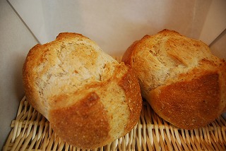 全粒粉カンパーニュ ホシノ酵母で仕込んだ全粒粉のカンパーニュ。 ホシノの香りと全粒の味わいがとても美味しい！