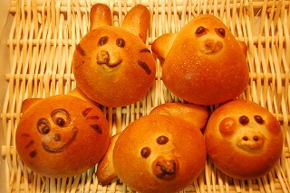 どうぶつパン ピーナツクリームの入った可愛いパン！ うさぎ・ねこ・犬・ひよこ・ぶた　etc…