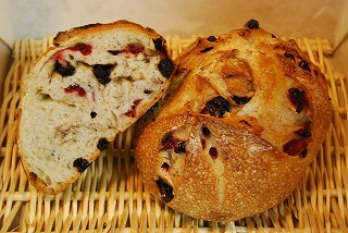 ベリベリーのコンプレ ブルーベリーとクランベリーの甘酸っぱい全粒粉のパン!