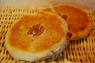 あん平 粒あんを包みペッたんこに焼いたフランスパン。 モチモチ食感でお菓子のように食べれちゃう♪